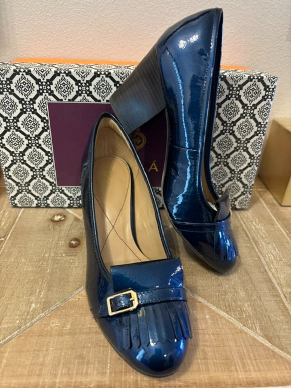 NEW Isola Tara Ink Bl Patent Leather Heels Size 8.5 Office Chic Comfort Shoes